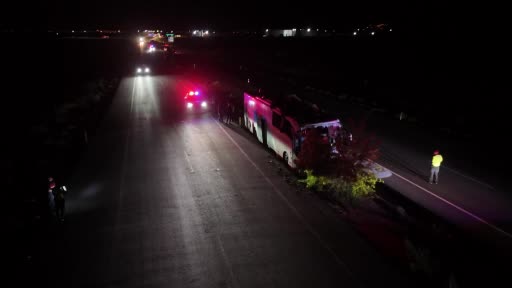 Orta refüje çıkan yolcu otobüsü ağaçları devirdi: 1 ölü, 13 yaralı