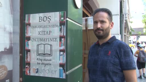 (ÖZEL) Dükkan önüne astıkları afiş vatandaşlara okuma alışkanlığı kazandırıyor
