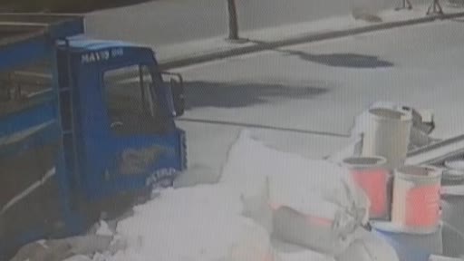 Karaman’da otomobilin beton mikserine çarptığı kaza kamerada: 1 yaralı