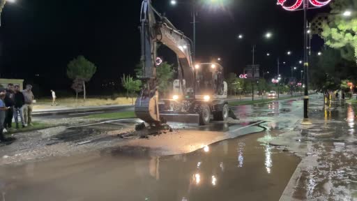 Sivas’ta ana hat su borusu patladı, belediye ekipleri müdahale etti