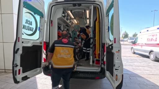 Aksaray’da otomobil kamyonetle çarpıştı: 1’i ağır 5 yaralı