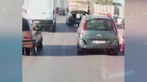 Araçlarına fazla yük atarak trafiği tehlikeye soktular
