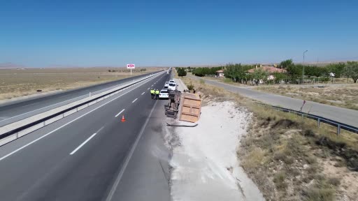 Karaman’da kontrolden çıkan mıcır yüklü kamyon devrildi: 1 yaralı