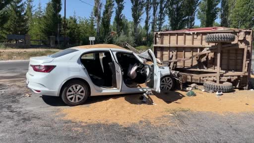 Kontrolsüz yola çıkan buğday yüklü traktör kazaya neden oldu: 3 yaralı