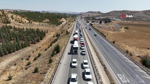 43 ilin geçiş güzergahında trafik durma noktasına geldi: Kilometrelerce araç kuyruğu oluştu