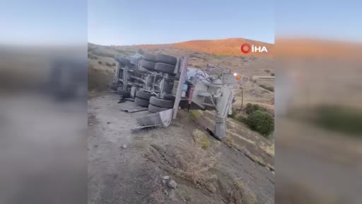 Yoldan çıkan beton mikseri takla attı, sürücü ağır yaralandı