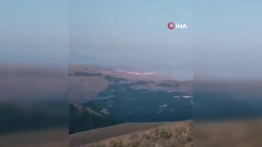 Sivas’ta örtü yangınına ekiplerin müdahalesi sürüyor