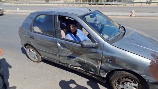 Kaza sonrası araçtan çıkamayan yaşlı kadını itfaiye kurtardı: 3 yaralı