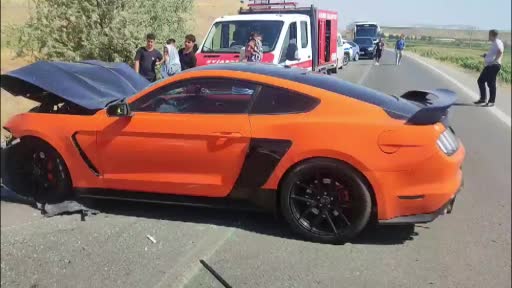 Otomobiller kafa kafaya çarpıştı: 3 yaralı