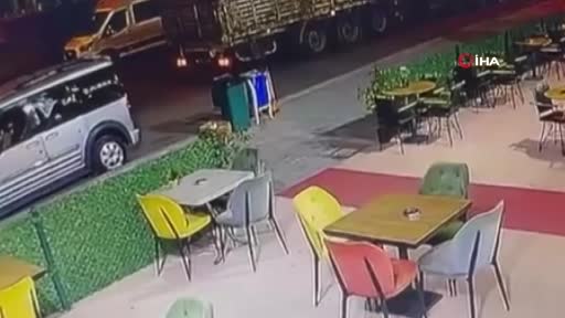 Freni çekilmeyen tır geri geri gitti, araçlara zarar verdi