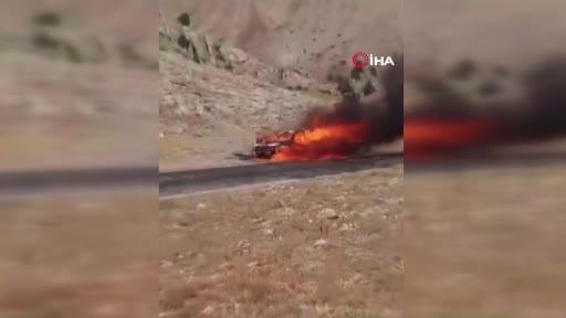 Seyir halindeki otomobil alev alev yandı