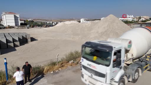 Yerleşim yerinde kurulan hafriyat deposu mahalle sakinlerini isyan ettirdi