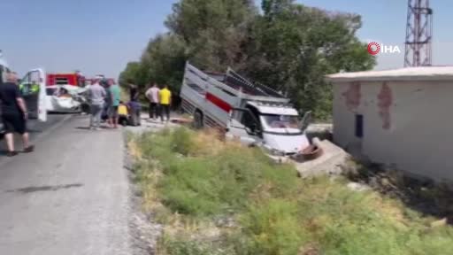 Konya’da otomobil kamyonetle çarpıştı: 1 ölü, 5 yaralı