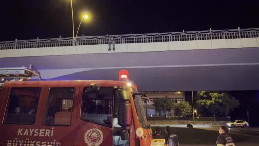 Köprüden atlamak isteyen şahsı polis ikna etti