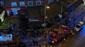 2’nci kattan kafenin tentesine düşen şahsı itfaiye aşağıya indirdi