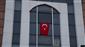 Okula gelen öğrenciler Türk bayraklarıyla karşılandı