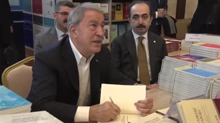 Hulusi Akar ‘Külliye’de Ramazan Kitap Günleri’nde okurlarıyla buluştu