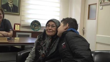 Evden uzak 2 yıllık lösemi tedavisinde torununun yanından ayrılmayan anneanne mutlu sona ulaştı