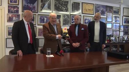 Türk güreşinin önemli ismi Ahmet Ayık’a anlamlı ödül