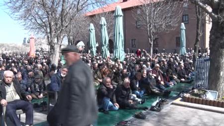 Ramazan ayının son cumasında Hacı Bayram Veli Camii doldu taştı