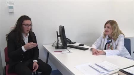 Görme kaybı yaşarken ders çalıştı, şimdi doktorlarıyla meslektaş olmayı hedefliyor