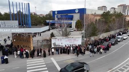 Kadir Gecesi’nde kutsal emanetler için uzun kuyruklar oluştu
