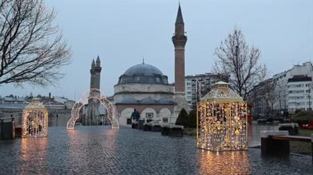 Yağmura rağmen dışarıda saf tuttular: 4 asırlık camide bayram namazı kıldılar