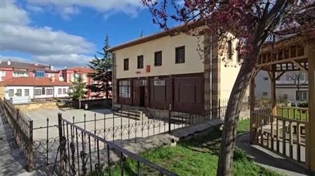 Sosyal medyada gündeme gelmişti, tarihi mihrabına çakılan floresan lamba söküldü
