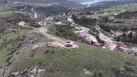 Hakim tepedeki türbesinde ziyaretçilerini ağırlıyor