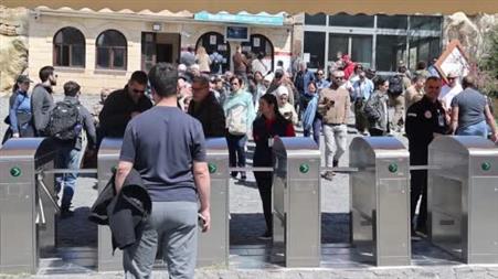 Kapadokya’da turistlere Türk kahvesi ve lokum ikramı
