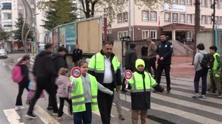 Başkan Ekinci, gönüllü öğrencilerle trafik kurallarına dikkat çekti
