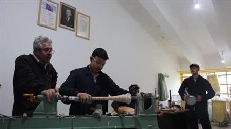Abdal geleneğini yaşatan öğrenciler, çaldıkları enstrümanları yapmayı da öğreniyor