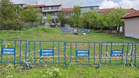 Evlerin arasında oluşan obruk mahalleyi tedirgin etti