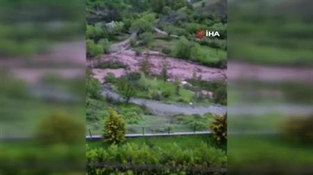 Sivas’ta dere taştı: Sera ve bahçeler sular altında kaldı
