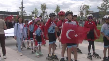 ‘19 Mayıs Gençlik Festivali’ kortej yürüyüşü ile başladı: JÖH’ten Üzüm Salkımı gösterisi nefes kesti