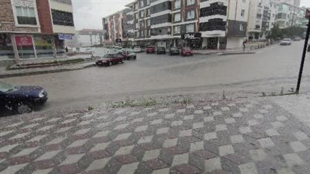 Ankara’da şiddetli yağmur ve dolu sokakları göle çevirdi