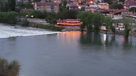 Kızılırmak coştu, sallanan köprü yaya geçişlerine kapatıldı
