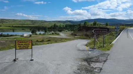 Yozgat’ta yolu sular altında kalan köye kayıkla ulaştılar