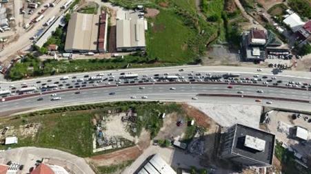 43 ilin geçiş noktasında bayram trafiği havadan görüntülendi: Araçlar adım adım ilerledi