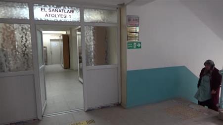 35 yıl sonra eğitim hayatına döndü, üniversite mezuniyetinin sevincini yaşadı