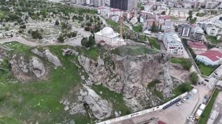 Uçurumun ucundaki türbenin kayalıklarında ıslah çalışmaları sürüyor