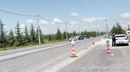 Vali Yılmaz’dan jandarma uygulama noktasında sürücülerle bayramlaştı