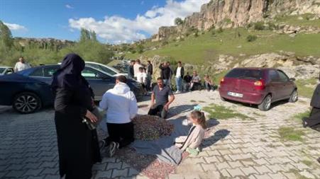 Güzelyurt’ta şekerli mezarlık ziyareti geleneği sürüyor