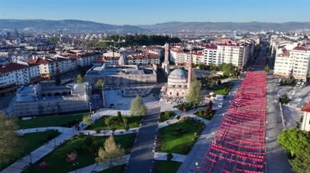 Yöresel kıyafetleriyle tarihi camide bayram namazı kıldılar