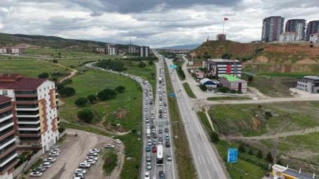 Tatilciler erken dönüşe geçti, 43 ilin bağlantı noktası kilitlendi: Son durum havadan görüntülendi