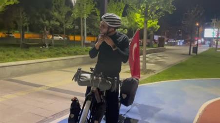 Fransız turist, Türk bayrağı takılı bisikletiyle Türkiye’yi geziyor