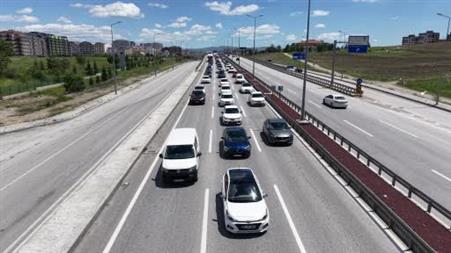 Tatilciler dönüş yolunda: 43 ilin bağlantı noktasında trafik yoğunluğu arttı
