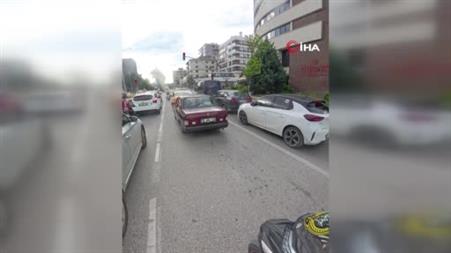 Su satan çocuk, camında Türk bayrağı olan motosikletliye su hediye etmek istedi