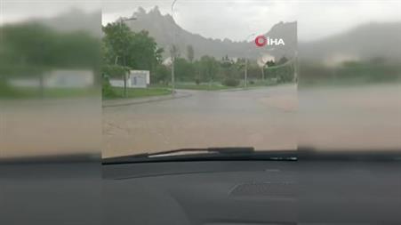 Sivrihisar’da sağanak etkili oldu, sürücüler zor anlar yaşadı
