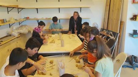 Kasabada kurduğu atölyede çocukların özgüvenini sanatla büyütüyor